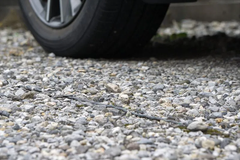 駐車場に砂利を敷く際のリスクとは